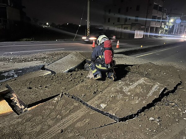 田中鎮員集路一段20日深夜發生路面氣爆,路面被炸出大洞,消防人員出動。圖/民眾提供