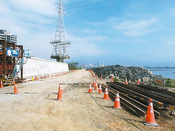 新莊、五股和三重、蘆洲間的二重疏洪道左側堤防偏低，使五股仍存有溢淹風險，新北規畫在堤頂再加高4公尺，工程預計明年完工。圖／聯合報系資料照片