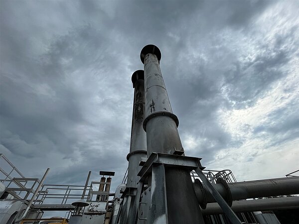 中市府啟動「火化爐及空氣污染防制設備汰換三年計畫」,汰換東海火化場4套空污防治設備;近期有民眾陳情民代,窗戶髒污不減反增,質疑設施效率。圖/楊大鋐提供