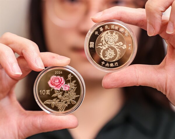 中央銀行委請台灣銀行公開發售第3輪生肖紀念套幣系列第8套「甲辰龍年生肖紀念套幣」，銅合金幣正面以「祥龍戲珠為主構圖」，背面則是部分上彩的「玫瑰花」。圖／聯合報系資料照