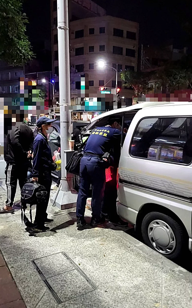 高雄驚傳夫妻和3小孩陳屍屋內，警消到場鑑識採證。記者石秀華/翻攝