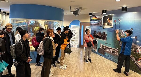 復育園區工作人員講解卯澳灣海洋資源及復育放流重要性。〈漁業處提供〉