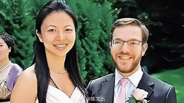 網傳劉亦婷(左)嫁給一個美國人,也是哈佛畢業生。(取材自微博)