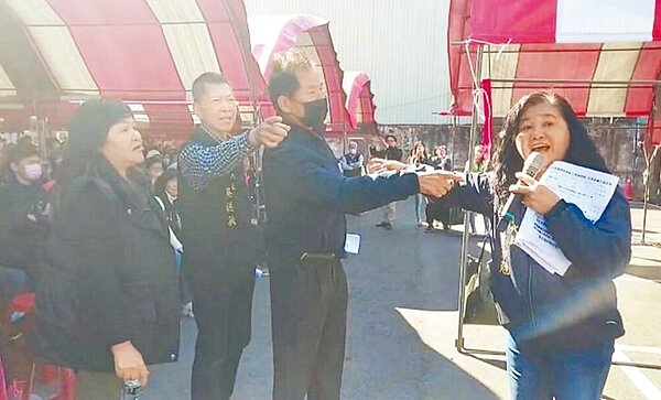 嘉義縣太保市公所21日舉辦市政宣導活動,會中主張刪除工地臨時稅的代表林淑勉(右一)發言時,遭民眾和主張保留工地稅的代表蔡聰敏(左二)嗆聲,雙方一度爆口角衝突。圖/讀者提供