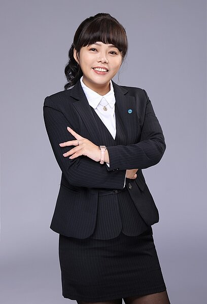 陳姵媗店東遭遇生命難關,但她選擇「振作、奮起」並打造新局,精神令人感佩;今年農曆年後她將開幕第三家店「永慶不動產頭份昌隆廣場店」。圖/陳姵媗提供