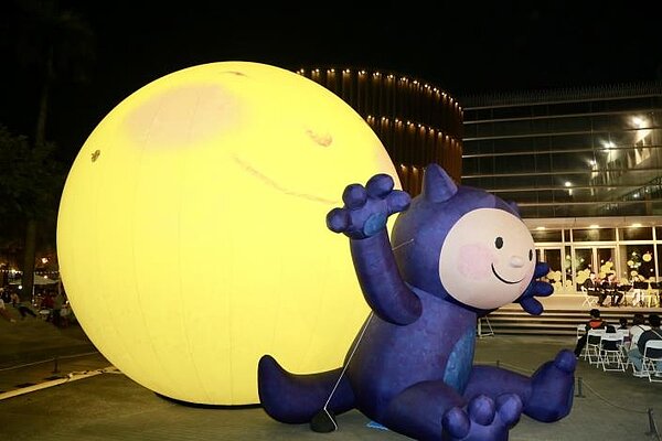 南市府攜手知名繪本作家打造「幾米月亮戶外藝術裝置展」。圖/台南市政府提供