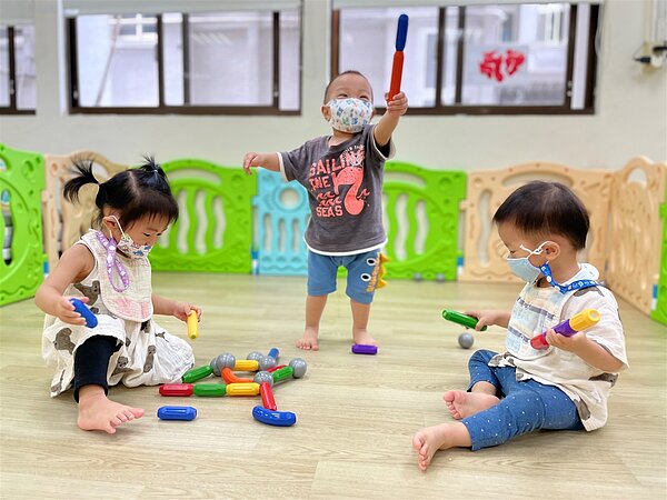 台南市政府今年配合中央我國少子女化對策計畫第三階段加碼,托育補助調整為每月至少13000元。圖/台南市政府提供