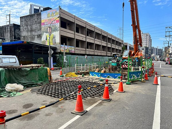 台南市工務局強調新建案因需埋設電力、電信、水管、瓦斯等相關管線，需一次申請到位，若分次申請道路挖掘將不予核准。圖／台南市政府提供