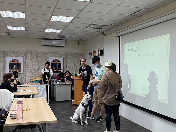 鄔羽泊訓練師說明如何使用獎勵,讓狗狗可以更穩定。圖/動保處提供