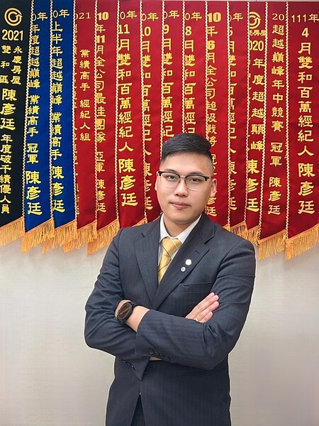 永慶房屋經紀人陳彥廷抽中Gogoro最大獎,期許自己帶著這份幸運於今年再寫好成績。圖/永慶房產集團提供