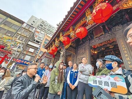 桃園市長張善政(右三)22日現勘宣布啟動舊城再生,要拓寬景福宮周遭人行道、遷移電箱等障礙物,更全額補助兩旁店家新立面,盼打造桃園大廟為桃園歷史亮點。(蔡依珍攝)