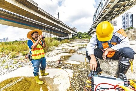 新竹縣政府工務處去年完成325座縣道編號橋梁檢測,廠商測檢橋梁位置和時間都要拍照,連同檢測結果上傳。(羅浚濱攝)