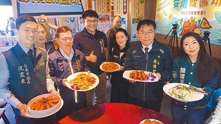 
台南市長黃偉哲（右二）22日參加安南區「安南就醬玩」宣傳活動，推薦當地台菜餐廳美食。（程炳璋攝）
