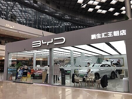 
中國大陸新能源車品牌比亞迪2023年銷量首破300萬輛，並設定2024年續衝高，台廠供應鏈業者搶單有成，可望推升今年營收雙位數成長。圖∕本報資料照片
