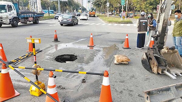 高雄楠梓21日出現長寬1公尺、深達40公分坑洞，造成路過多輛車受損，22日上午工務局派員前往開挖卻找不到釀禍原因，讓市議員大酸「蓋網美景點比硬體維護重要」。（工務局提供／任義宇高雄傳真）