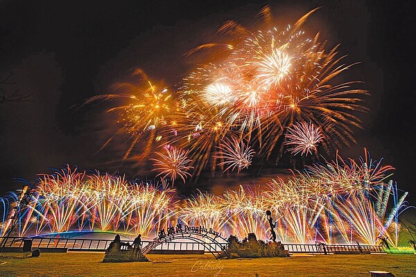2024年澎湖海上花火節預算5000萬元,19日遭議會臨時會審查刪到只剩2000萬元,讓今年花火節舉辦恐夭折或縮水。(澎湖縣政府提供/許逸民澎湖傳真)