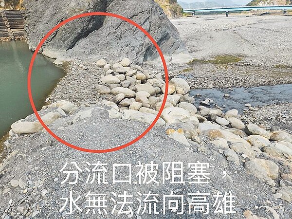 對於高屏交界的濁口溪大津取水口水路被阻斷,高市府水利局22日澄清未擅自更改濁口溪大津取水口水路。(水利局提供/林瑞益高雄傳真)