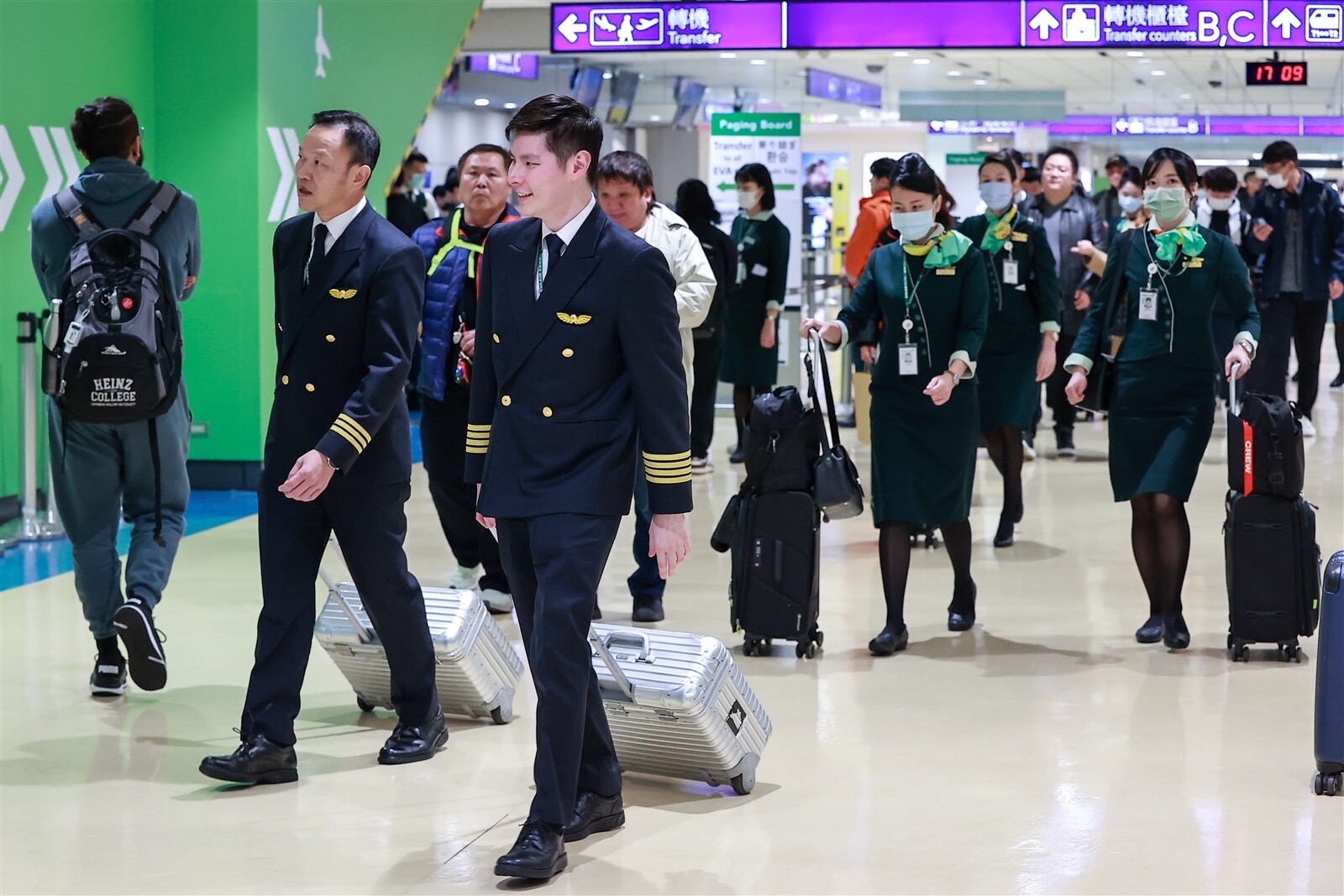 桃園市機師職業工會舉行的罷工投票，昨開票後確定長榮航空機師取得合法罷工權，最快春節前後發動罷工。圖非新聞當事人。記者黃仲明／攝影 