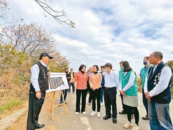 雲林縣長張麗善（前排左二）昨天現勘北港鎮市地重劃區內的廣停用地，宣布投入1100萬元闢建平面停車場。記者陳苡葳／攝影 