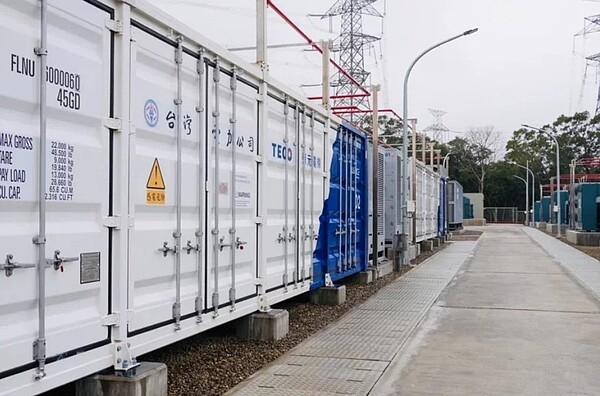 台電與機電大廠東元電機等組成國際團隊,打造的全台最大裝置容量60MW/80MWh儲能系統,22日正式啟用。圖/台電提供