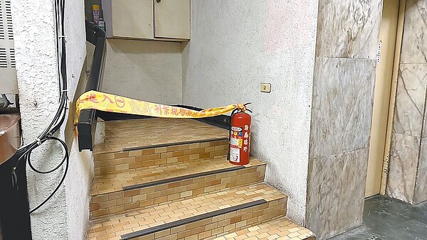 高雄市傳出一家五口死亡的人倫悲劇案件,警方封鎖現場調查。(警方提供/楊舒婷高雄傳真)全國各縣市安心專線1925