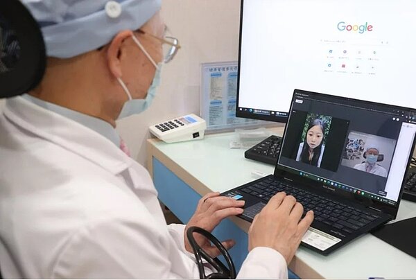 「通訊診察治療辦法」4月上路後，失能、失智等就醫不便患者，可以在家透過視訊就醫，解決就醫不變的困擾。圖為視訊看診。圖／聯合報資料照片
