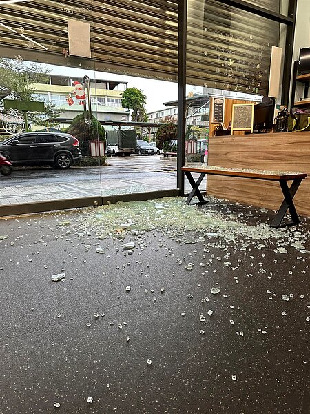 嘉義一間連鎖健身房玻璃門疑似因為天冷23日凌晨突然爆裂。圖/臉書「歐格瑪健身中心 - 朴子店」