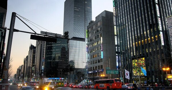 南韓人不婚不生，結婚率跟出生率不斷下滑。南韓街景示意圖／維基百科
