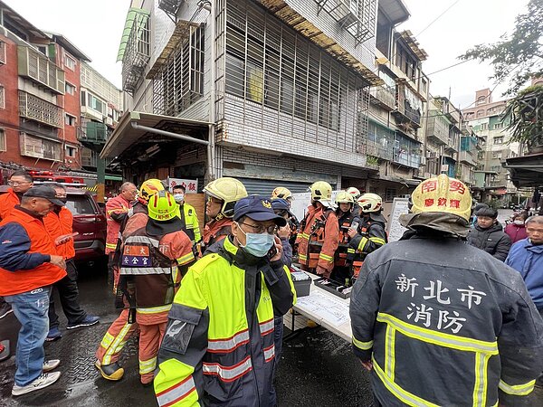 新北市中和區民安街發生住宅火警，3樓冒出大量濃煙，消防人員入內搶救，發現一名8旬男疑逃生不及，陳屍屋內。記者王長鼎／翻攝