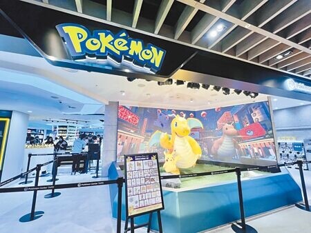 去年12月開幕的台灣首間寶可夢中心「Pokemon Center TAIPEI」，讓新光三越帶動強大集客力與話題。（吳奕萱攝）