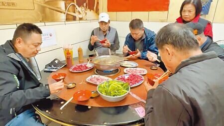 彰化民眾對抗寒流,23日早上享用羊肉爐大餐。(孫英哲攝)