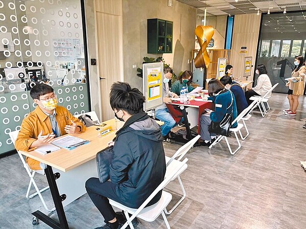 高雄新媒體人才培育中心辦理雄青職缺媒合會,助攻青年年前求好職。圖/高市青年局提供