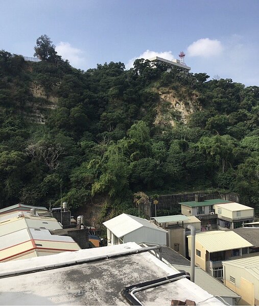 座落彰化市八卦山台地北側的法務部彰化縣調查站，由於緊鄰垂直陡坡，曾多次發生崩坍，居民紛紛要求縣調站遷移。圖／林基生提供