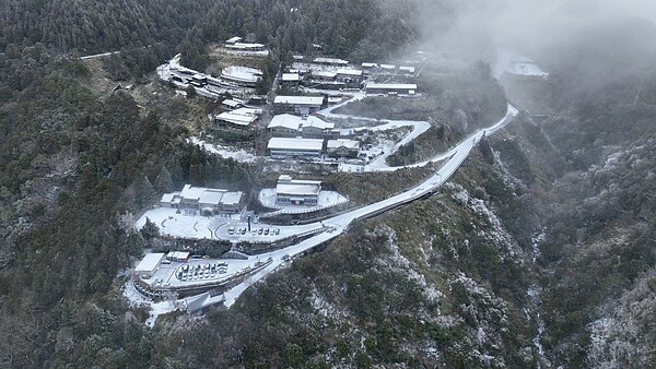 太平山莊覆蓋上一層白雪,像撒上白色糖霜。記者黃義書/攝影