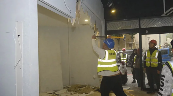 桃園「靜鄰專案」鎖定麻將館等場所加強執法，市府也派員強制拆除桃園區1處麻將館。圖／桃園市建管處提供