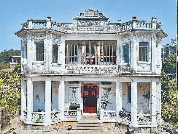 金門縣定古蹟「董允耀洋樓」由文化部文化資產局與金門縣政府共投入4500萬元預算修復,23日遵循古禮科儀辦理「安梁歸岫」典禮,祈求過程圓滿順利。圖/于家麒翻攝