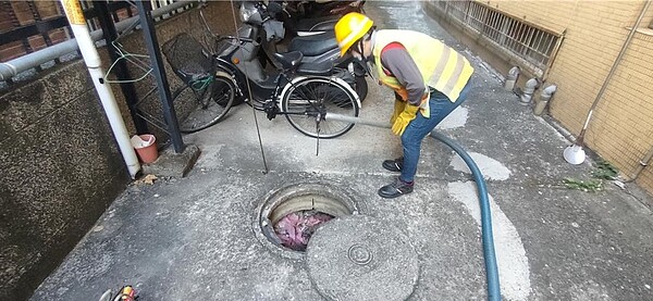 台中市政府環保局上周接獲民眾求助,表示鑽石不小心掉到馬桶裡,麻煩清潔隊協助以抽水肥方式找尋。圖/環保局提供