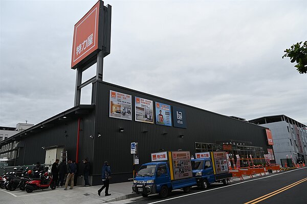 台東鄉親期待已久的大型居家修繕品牌特力屋在今(24)日盛大開幕。圖/台東縣政府提供