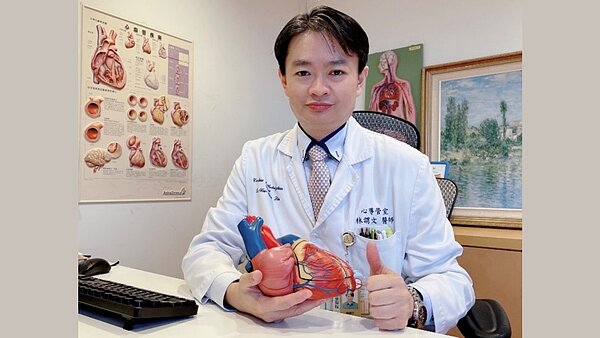 台安醫院心臟內科暨心導管室主任林謂文說,真正心肌梗塞的胸悶,常是胸口出現一大片、大範圍、無法指出正確位置的悶痛感,若同時合併呼吸喘、呼吸困難、心悸等症狀,應懷疑是心肌梗塞所致,須立刻就醫。圖/台安醫院官網