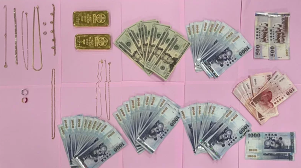 江姓婦人涉嫌偷取雇主家金條、金飾及現金被警方找回,已發還被害人。記者黃宣翰/翻攝