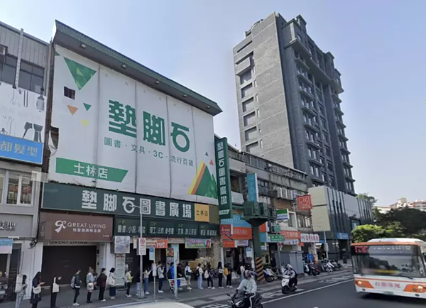 位在士林區中正路的整棟四層樓透店被墊腳石買下。圖／取自google map