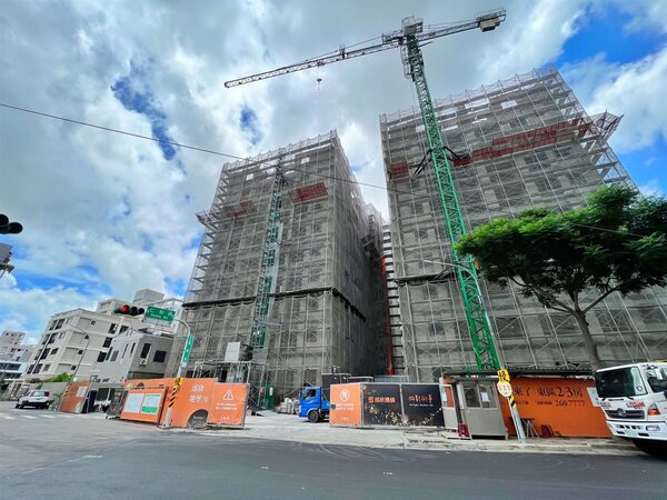 永慶房產集團統計，台南預售大樓單價在五年間從每坪17.8萬漲到33.7萬，漲幅為89.7%，將近9成。圖／永慶房產集團提供
