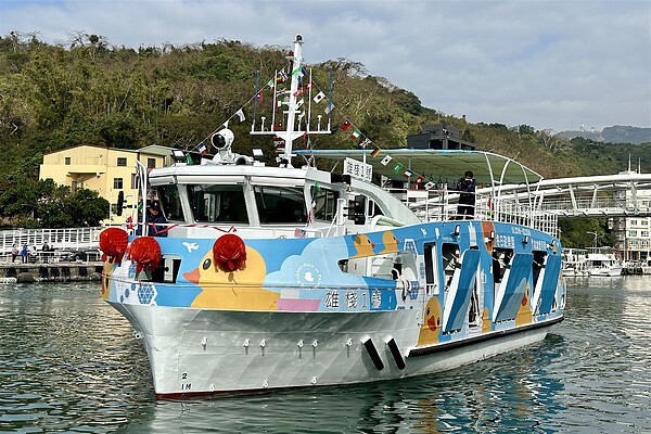 高雄市政府與環境部合作新造三艘電力驅動渡輪,其中首艘交付使用的「雄棧1號」24日正式啟用。圖/高雄市政府提供