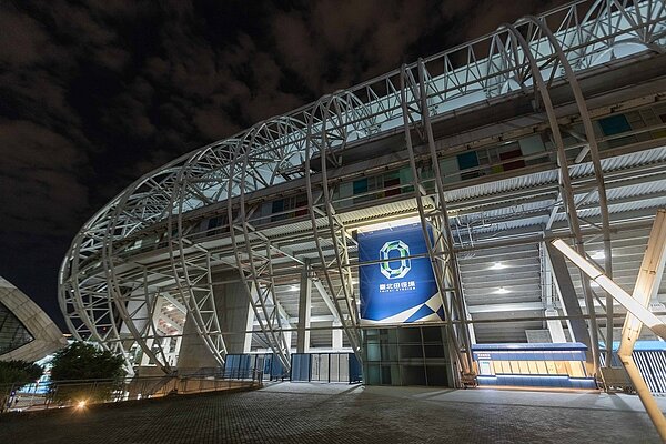 田徑場新的主視覺重新打造於二樓觀眾入口處,增添了夜間造景的燈光美感。圖/體育局提供