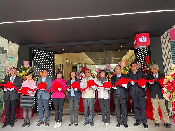 雄獅旅遊台南西門門市於今日辦理開幕剪綵儀式。圖/觀光旅遊局提供