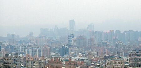 
環境部24日提出第二期空氣汙染防制方案，並加強管理重要汙染源，從高處遠眺台北市區，遠方籠罩在一片茫霧中。（范揚光攝）
