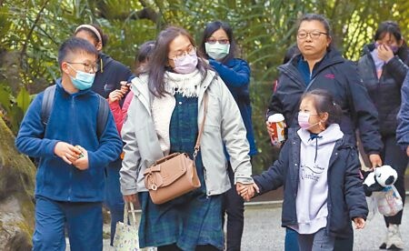 
環境部24日提出第二期空氣汙染防制方案，並加強管理重要汙染源，一群出門的民眾緊緊地戴著口罩。（范揚光攝）
