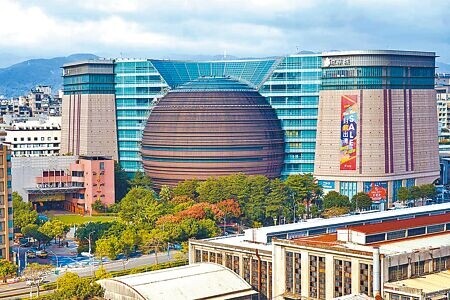 台北市京華城將改建成頂級商辦園區,但前台北市長柯文哲遭爆料任內為此2度放寬容積率,監察院24日提出糾正台北市政府和所屬都委會、都發局。(本報資料照片)