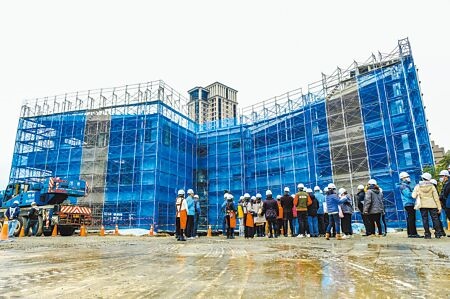 
新竹縣議員們24日考察新竹縣總圖書館工程。（羅浚濱攝）

