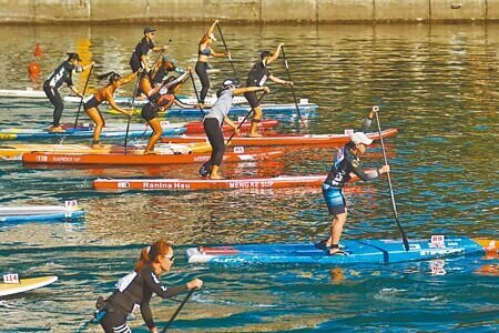 高市府運發局配合燈會於1月27日至2月25日在愛河灣舉辦「冬季水域運動推廣活動」,民眾除了可以體驗SUP立式划槳及獨木舟,還可近距離觀賞黃色小鴨。(本報資料照片)